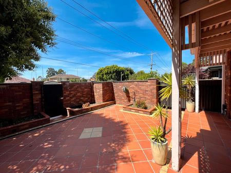 Beautifully Refreshed Home in Prime Huntingdale Location - Photo 5