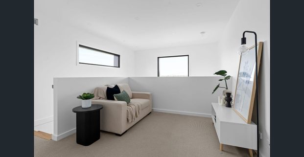 Stunning contemporary oasis in Newtown - Photo 1