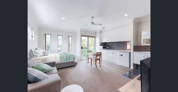 MODERN, FULLY FURNISHED, STUDIO APARTMENT - Photo 1