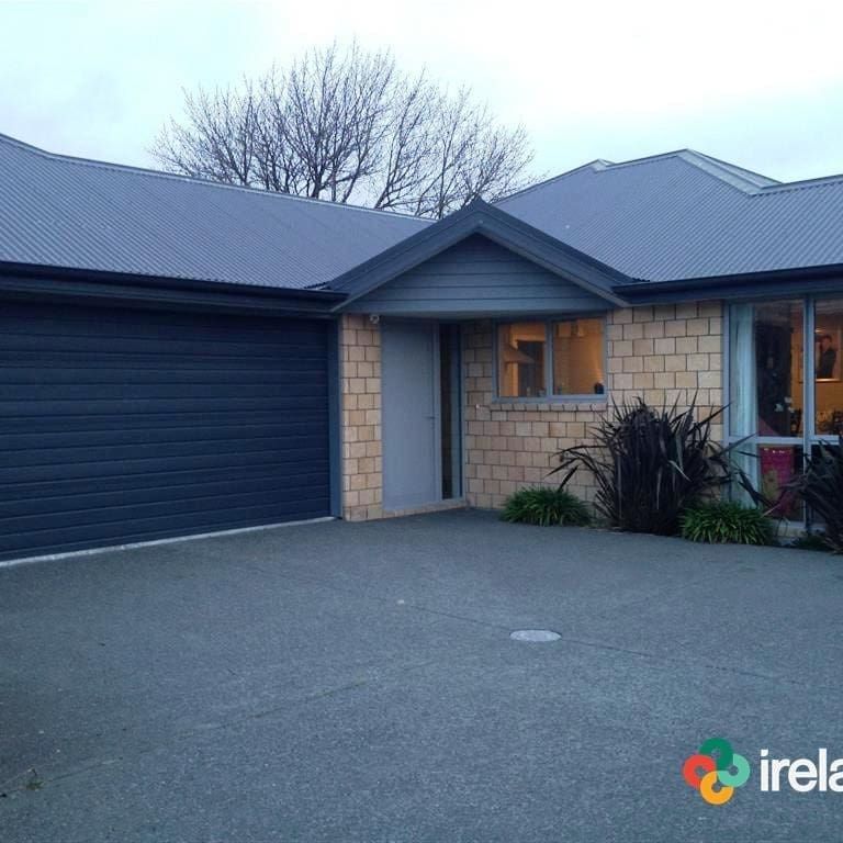 Neat and Tidy Three Double Bedroom Standalone Townhouse - Photo 1