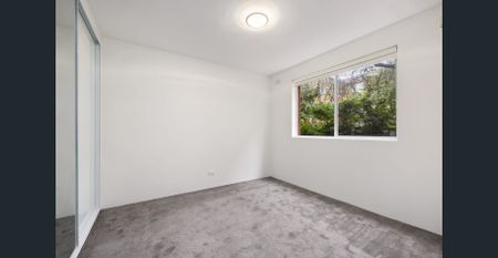 Completely renovated and spacious 2-bedroom apartment. - Photo 5