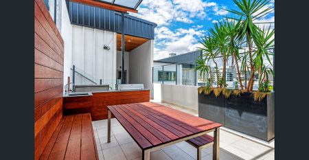 Top Floor Apartment with Sunny North-Facing Views - Photo 3