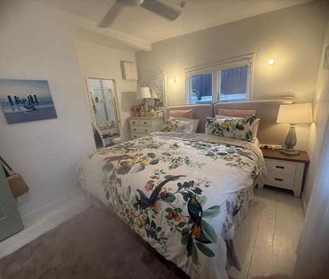 Beautifully renovated 1940s Cottage - short ... - Photo 2