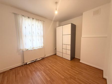 2 Bedroom House - Mid Terrace To Let - Photo 3