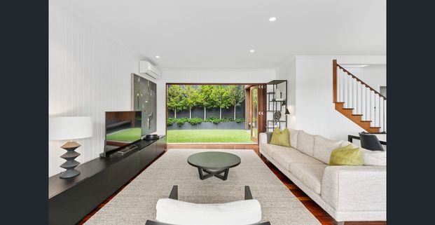 Charming home with superb views - Photo 1