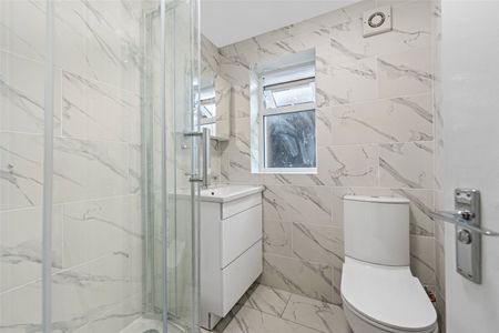 4 bedroom semi-detached house to rent - Photo 5