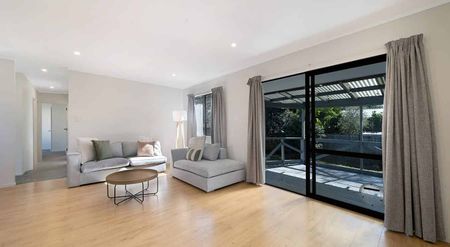 Sunny, Spacious Home in Te Atatu South – $500pw | - Photo 2