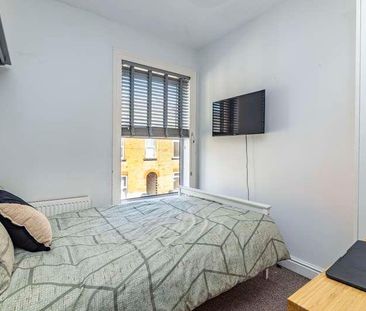 Bed + Bath // Thesiger Street // Aug, LN5 - Photo 4