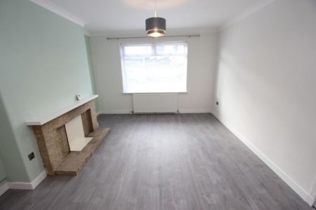 4 bedroom semi-detached house to rent - Photo 2