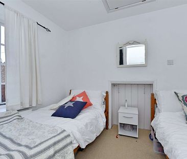 Well presented cottage with one allocated parking space. Suitable for a Single or Professional Couple Only - Photo 3