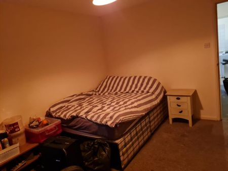1 bedroom in a flat share to rent - Photo 2