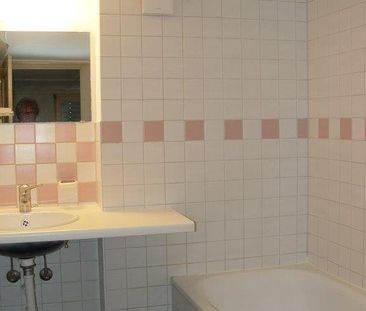 Schöne 2,5 Zimmer Wohnung mit Autoabstellplatz + Kellerraum - Photo 4
