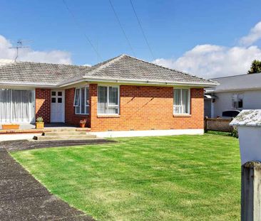 Spacious 5 Bedroom Family Home including Sleepout - Photo 3