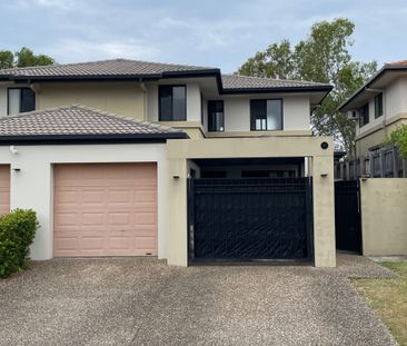 Spacious townhouse in great location - Photo 1
