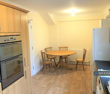 1 bedroom in a house share to rent - Photo 3