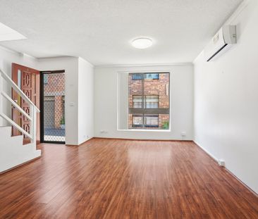 Air-Conditioned Three Bedroom Townhouse with Large Easy-Care Courty... - Photo 1