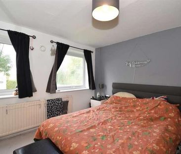 Cranbourne Close, Horley, RH6 - Photo 2