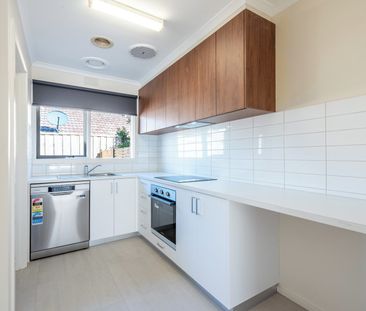 Renovated 2 bedroom Unit Near The Beach - Photo 2