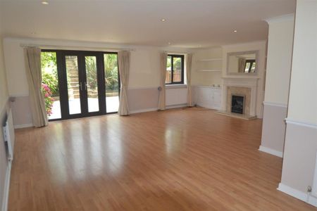 4 bedroom semi-detached house to rent - Photo 2