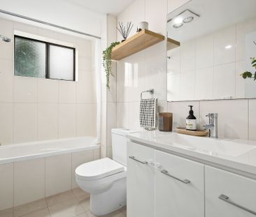 Sunny and Stylish First Floor Apartment - Photo 3