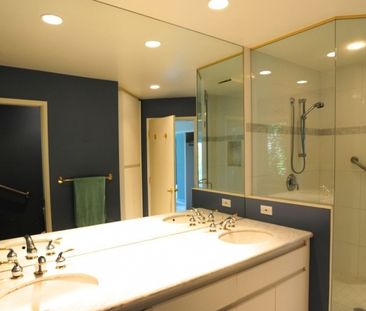 House in West Vancouver, BC - Photo 3