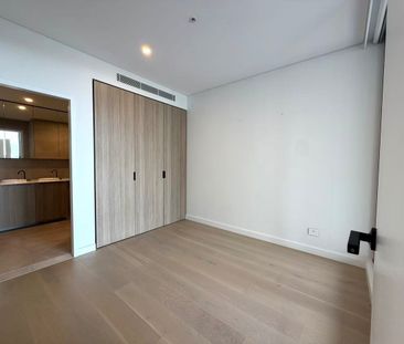 Bright & Spacious Northeast-Facing Apartment with Garden Views - Photo 4
