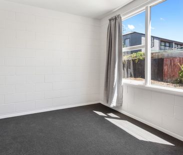 Refurbished, Sunny 2 Bedroom Unit in St Albans - Photo 2