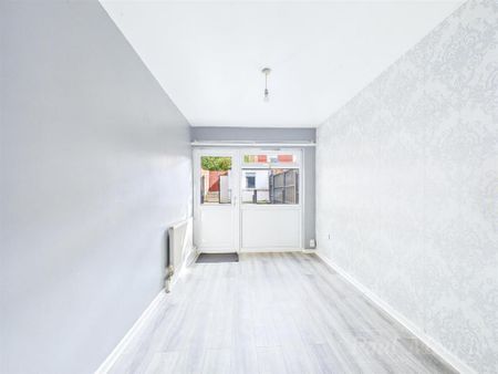 3 bedroom end of terrace house to rent - Photo 2