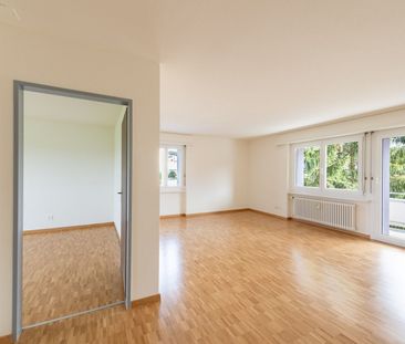Helle 4.5 Zi-Wohnung mit Balkon und Parkettböden an ruhiger Lage - Foto 3
