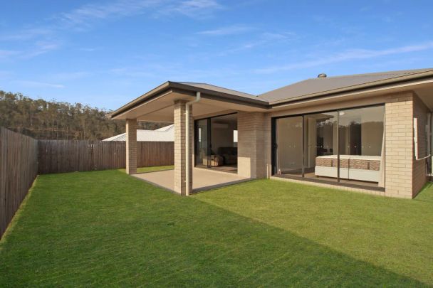 “Plantation Home in Spring Mountain with Double Living!” - Photo 1