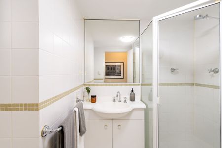 Quiet, stylish lifestyle retreat in the heart of Crows Nest - Photo 4