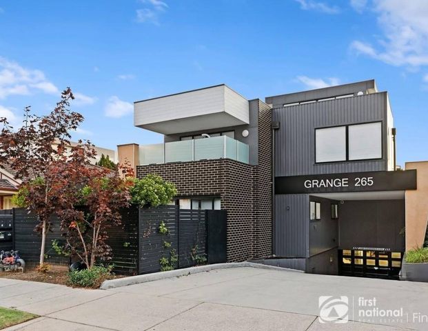 Modern and low-maintenance living in the heart of Ormond - Photo 1