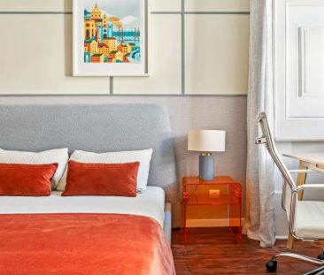 Room in a shared 10-bedroom apartment for rent in Lisbon perfect for professionals - Photo 1