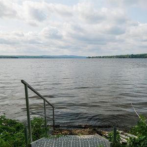 BORD DE L'EAU 4.5 Tout Meublé- Petit Lac Magog. Près Mont-Orford - Photo 2