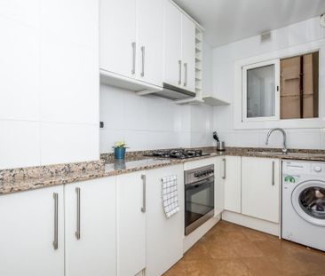 Large double room in Calle Valencia - Photo 2