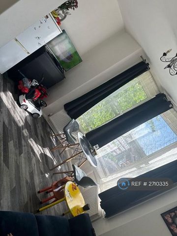 3 bedroom flat to rent - Photo 2