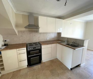 3 bedroom end of terrace house to rent - Photo 3