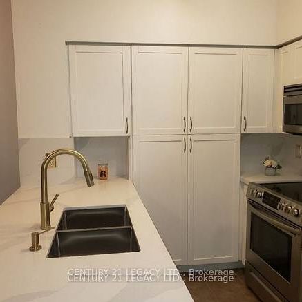 Burnhamthorpe & Confederation Luxury 1Bdrm +Lrg Den As 2nd Bdrm 2Bath - Photo 1