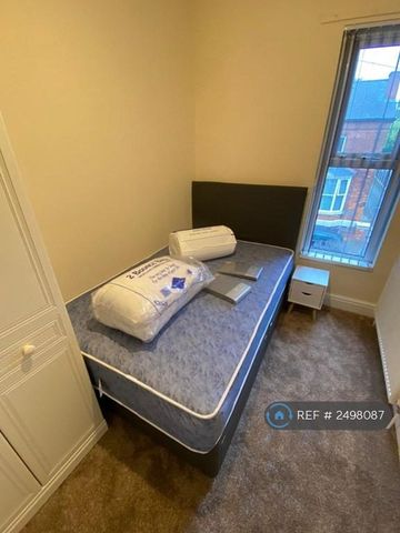 1 bedroom in a house share to rent - Photo 2