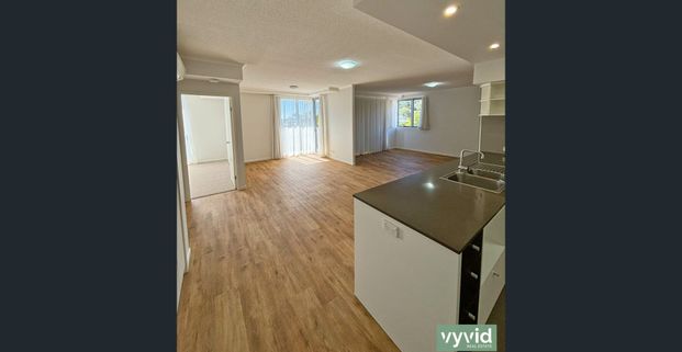 Large Beautiful Executive Apartment with Sweeping Harbour vista - Photo 1