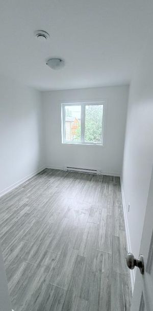 TRÈS GRAND 5½ NEUF (2022) 1 300 pi² Saint-Hubert | Disponible 1er août 1950$/mois - Photo 1