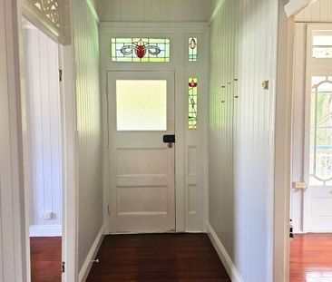 Spacious Dual-Level Family Home with 6 Bedrooms – Newly Renovated D... - Photo 6