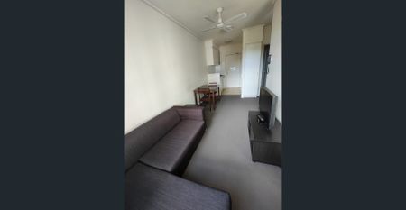 Stylish Furnished Apartment with Pool View – Walk to Uni & Lygon Street - Photo 3