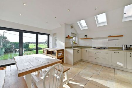 An immaculate three bedroom cottage located in the highly desirable location of Bovingdon Green - Photo 5