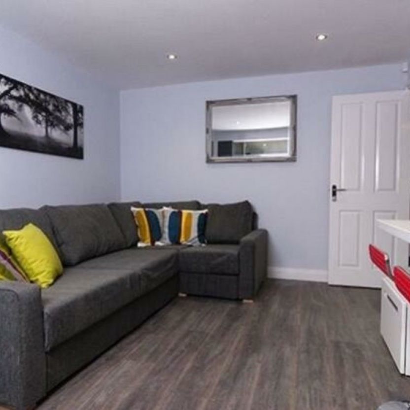 References Pending - 5 bed Semi-Detached House - Photo 1