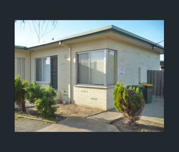 Tidy one bedroom unit. - Photo 2