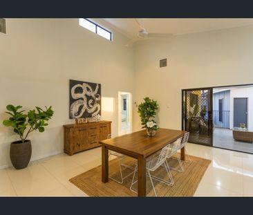 BEAUTIFUL LARGE HOME IN GLENELLA - Photo 3