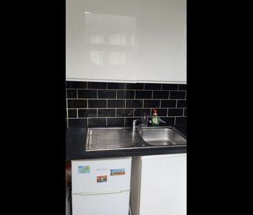 Studio Flat, Commercial Road, E14 - Photo 6
