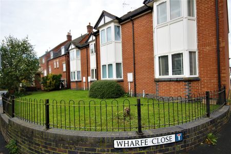 2 bedroom mid terrace to let - Photo 5