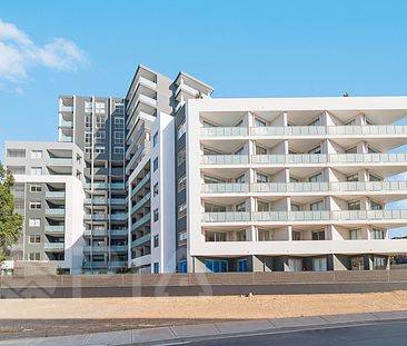 Large 1 Bedroom with Balcony and Sunshine. - Photo 3